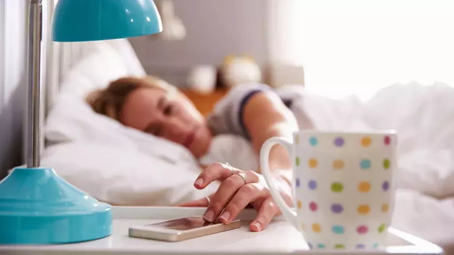 Zjistěte, co se stane s vaším mozkem, když se podíváte na telefon hned po probuzení