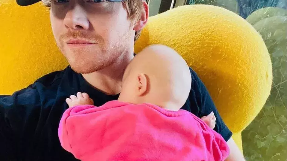 Zrzek z Harryho Pottera sdílel fotku své dcery, která "zbořila" Instagram. Její jméno vás překvapí