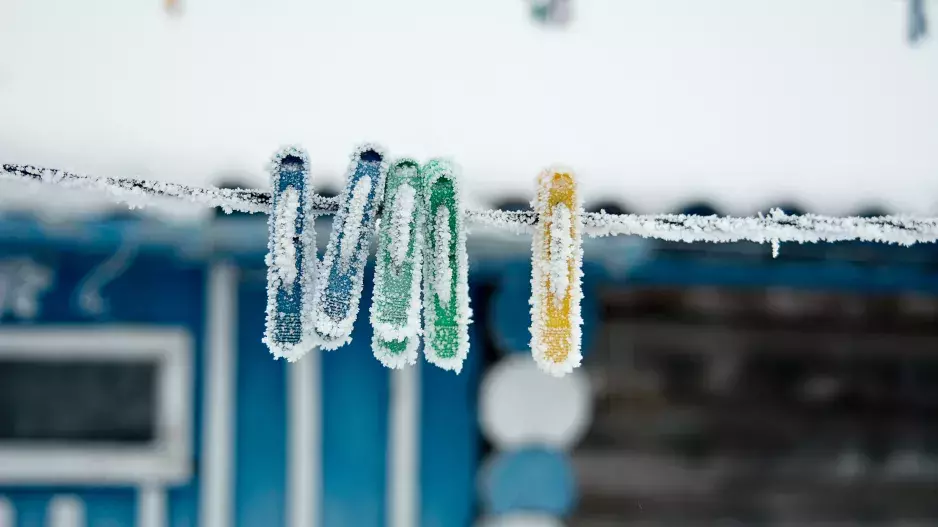 Sušíte prádlo venku pouze v létě? Už naše babičky věděly, proč je dobré věšet prádlo na mrazu