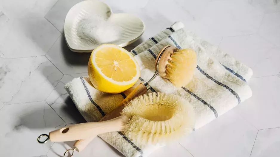 Bleskový trik: Vyčistěte celý sporák polovinou ovoce, které máte doma. Máme pro vás video návod!