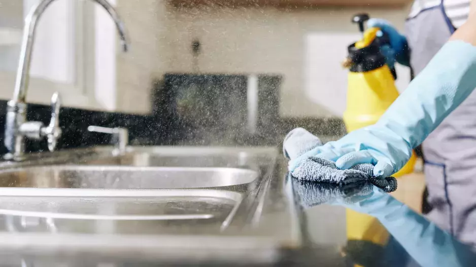 Víte, kde doma najdete mnohem více bakterií než na veřejné toaletě? Jsou i tam, kde byste je nečekali