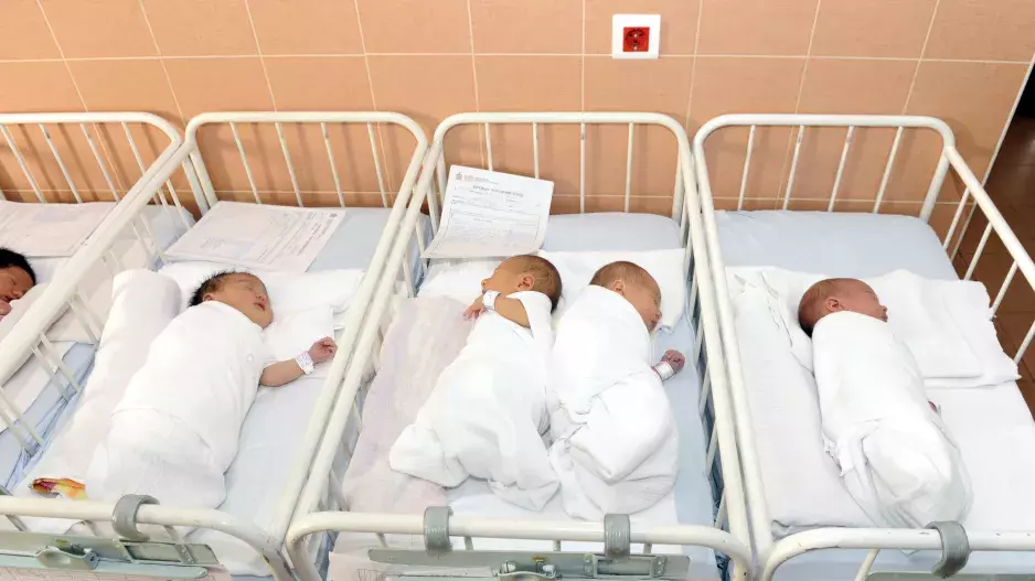 Jste určitě rodiče vlastního dítěte? Reálné příběhy dětí, které zaměnili v porodnici