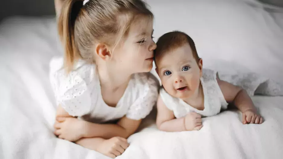 Tipy, jak připravit dítě na příchod mladšího sourozence ohleduplně a s citem. Posílíte už teď jejich budoucí vztah