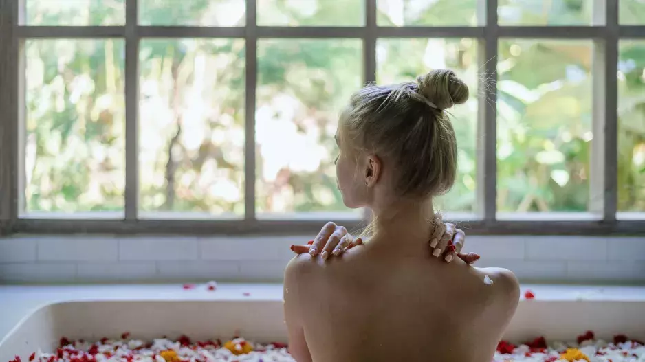 Jarní detox: Připravte si jednoduchou domácí bylinkovou koupel s protizánětlivými účinky. Zbaví bolesti svalů, migrény i stresu