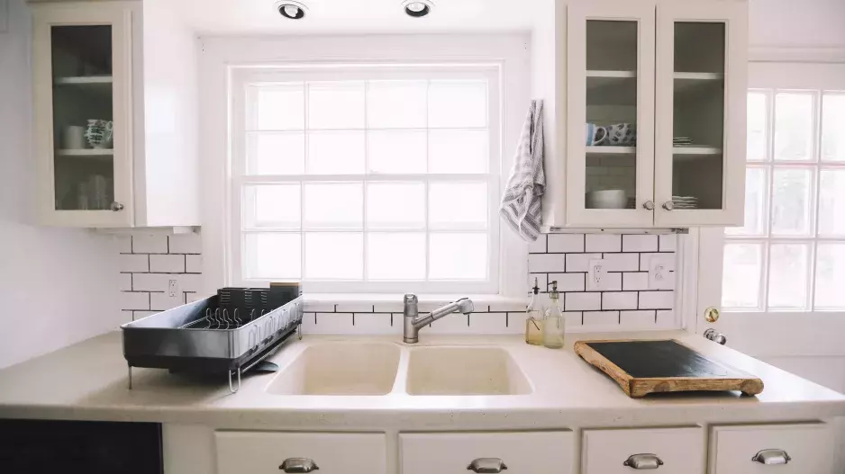 Napadlo vás někdy podívat se do odtoku ve dřezu? Po tomto videu to ihned uděláte