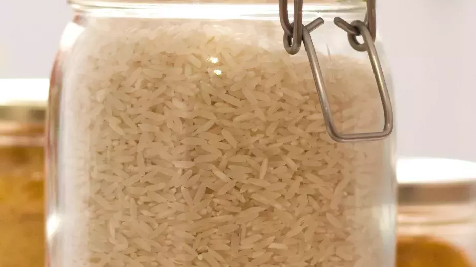 Máte ve skříni sklenici s rýží? Pokud ne, měli byste to napravit
