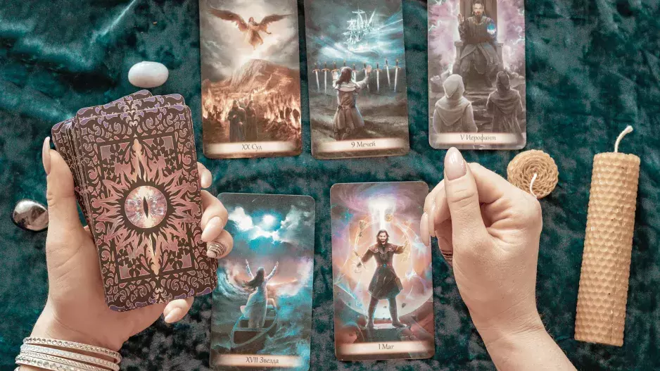 Tarotový výklad na následující týden: Vytáhněte si jednu ze tří karet a zjistěte, co vás čeká. Budete mít štěstí ve financích, kariéře nebo v milostném životě?
