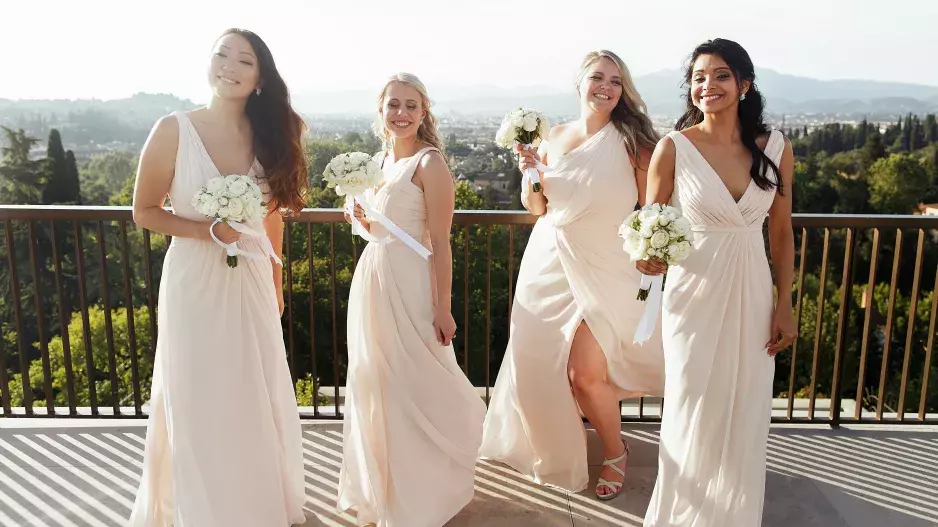 Chystáte se na svatbu? Ukážeme vám šaty, které budou lichotit typu vaší postavy, ať už řešíte poprsí nebo bříško