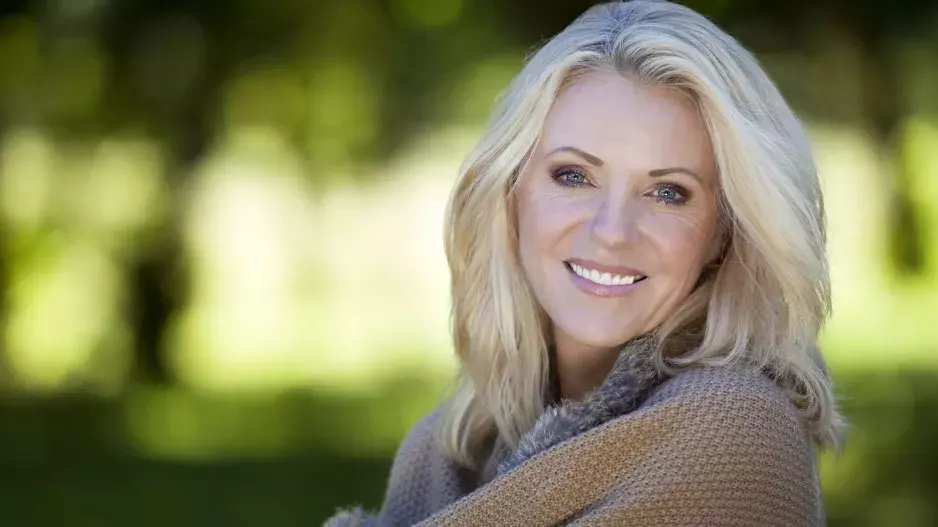 Chcete vypadat mladší? Toto oblečení vám ubere roky. Zařaďte ho do svého šatníku!