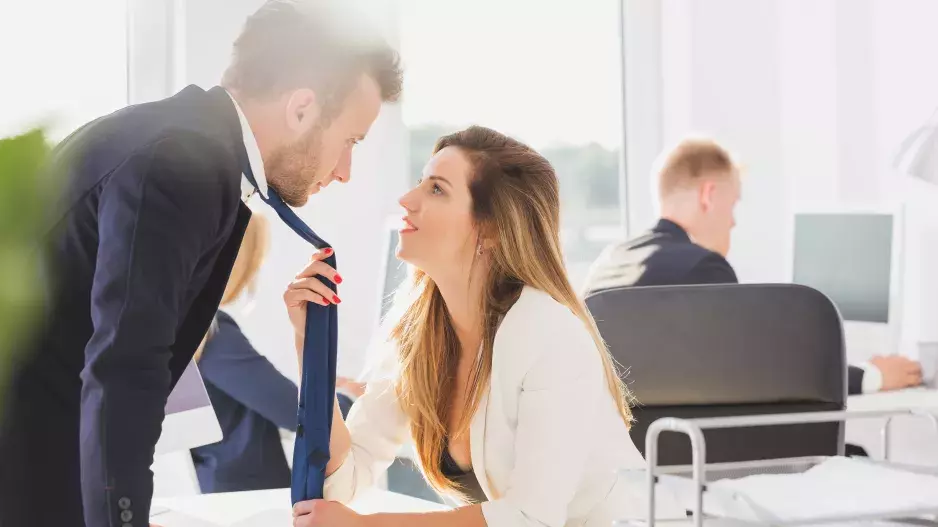 Románek v práci: Průzkum ukázal, která znamení zvěrokruhu mají nejčastěji poměr s kolegou či nadřízeným