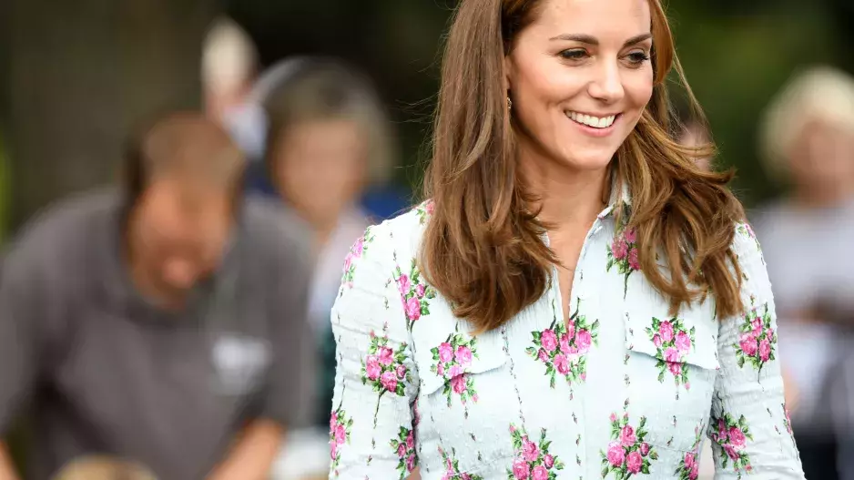 Kate Middleton oslnila svět ve zlatých šatech na premiéře filmu. Williamovi by mohl závidět každý
