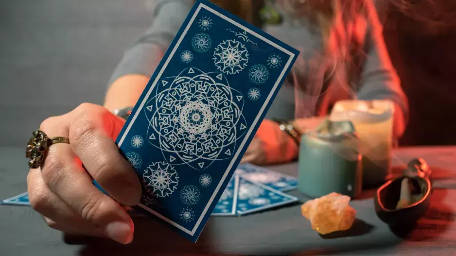 Tarotový výklad na následující týden: Vytáhněte si jednu ze tří karet a zjistěte, co vás čeká. Budete mít štěstí v lásce, kariéře či ve financích?