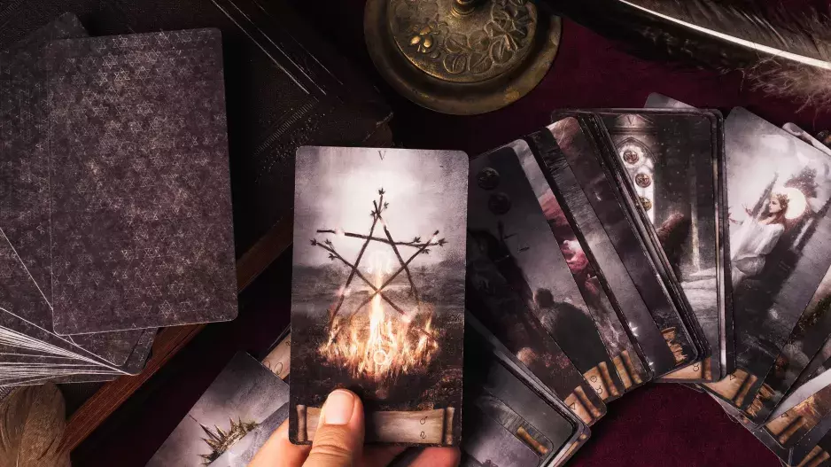 Tarotový výklad na následující týden: Vytáhněte si jednu ze tří karet a zjistěte, co vás čeká. Budete mít štěstí v lásce, kariéře či ve financích?