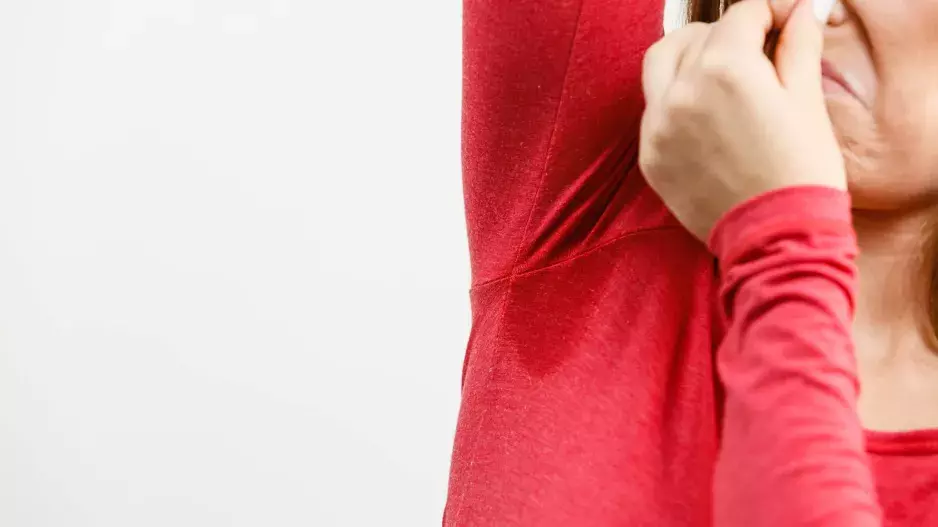 Jaké triky proti nadměrnému pocení skutečně fungují? Dejte (nejen) v létě sbohem nevábným koláčům v podpaží