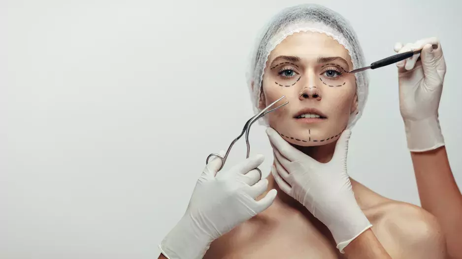 Zase ty plastiky! Podívejte se na fotky celebrit, které se svěřily do rukou plastických chirurgů. Paris Hilton vždy nebyla blonďatou kráskou a další