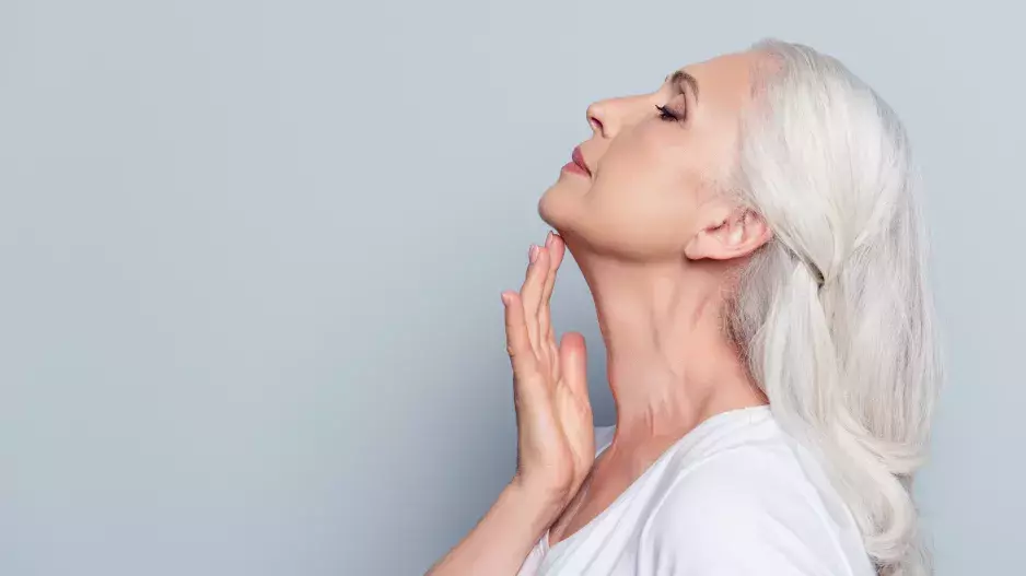 Péče o krk a dekolt: Jak předcházet stárnutí pokožky a zbavit se vrásek v této oblasti? Díky těmto 5 tipům omládnete!