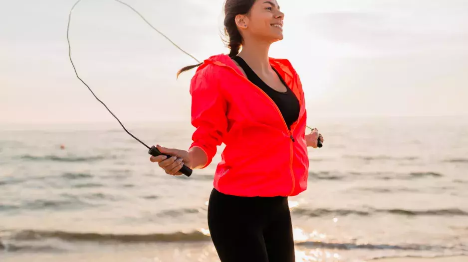 Nejefektivnější cvičení, díky kterému konečně zhubnete: Odbornice radí běh, švihadlo i silový trénink. Který způsob je nejvhodnější pro vás?