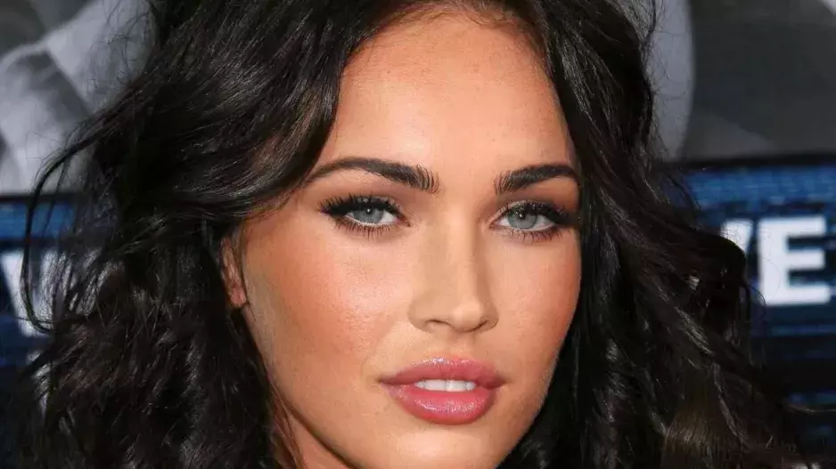 Hříšná Megan Fox. Její outfity připomínají spíše spodní prádlo, ovšem že je sexy se zapřít nedá