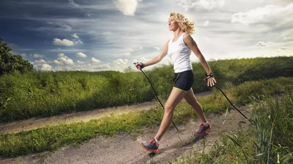 Chůzí ke štíhlé postavě: Jak se liší doporučené tempo, forma, rychlost a frekvence procházek ve 30 nebo 50 letech?
