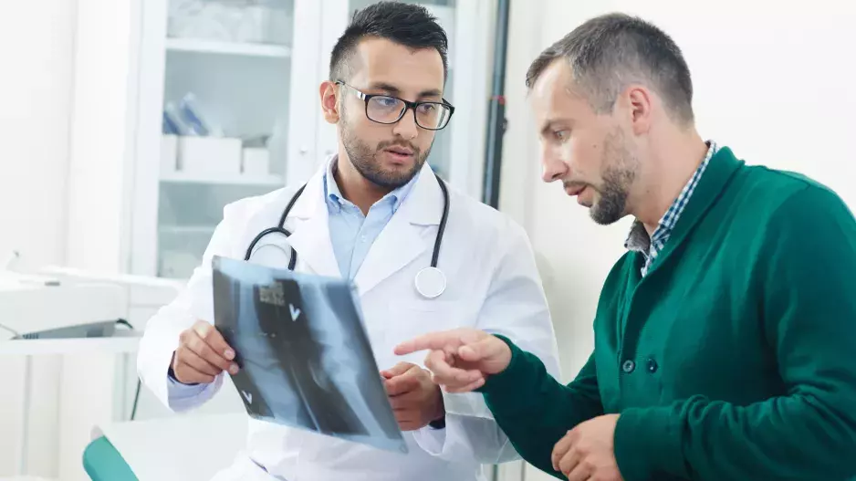 Varovné příznaky nastupující osteoporózy: Začínají se objevovat už po 35. roku života, umíte je správně rozeznat?