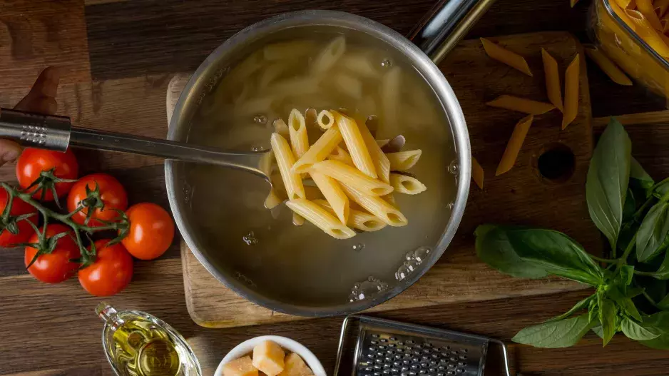 Vodu z uvařených těstovin nevylévejte. Využijete ji na mytí mastného nádobí, v boji proti ovocným muškám i jako účinné hnojivo