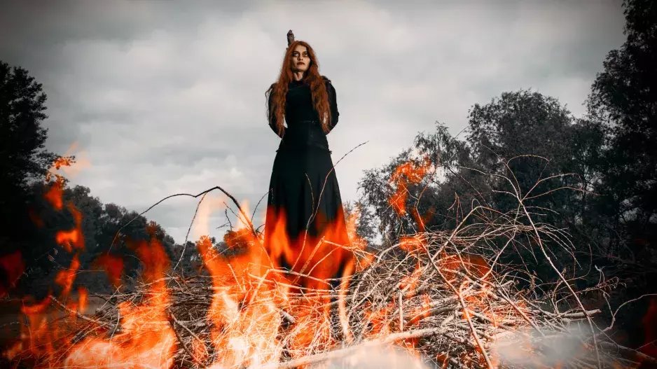 Kvůli čemu by vás mohli v minulosti upálit jako čarodějnici? Stačilo psaní levou rukou, zkažené mléko a další nevinné důvody