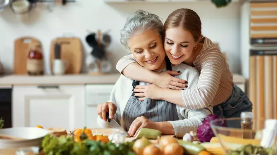 Elixír mládí: Zařaďte do jídelníčku ořechy, listovou zeleninu a další potraviny, díky kterým se dle vědeckých studií lze dožít i 100 let