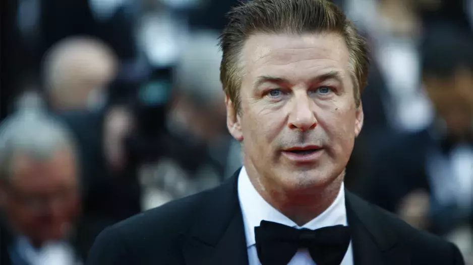 Policejní výslech Aleca Baldwina po střelbě: Alec Baldwin se úplně zhroutil a prolomil hradby mlčení: "Mám zlomené srdce"
