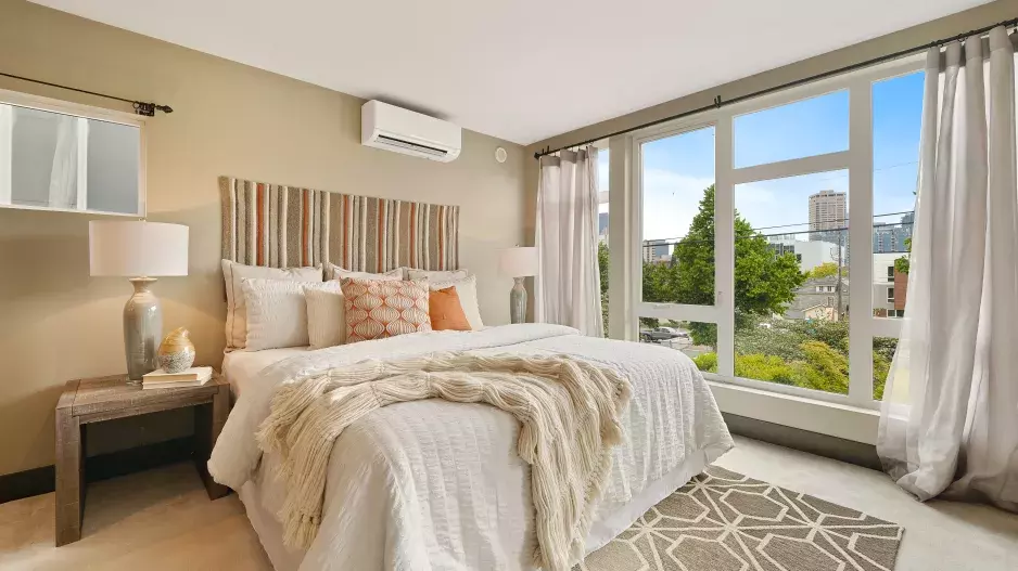 Pryč z ložnice: Vyčistěte si svůj prostor klidu a vyřaďte pětici věcí. Do ložnice nepatří faktury, ale ani knihy