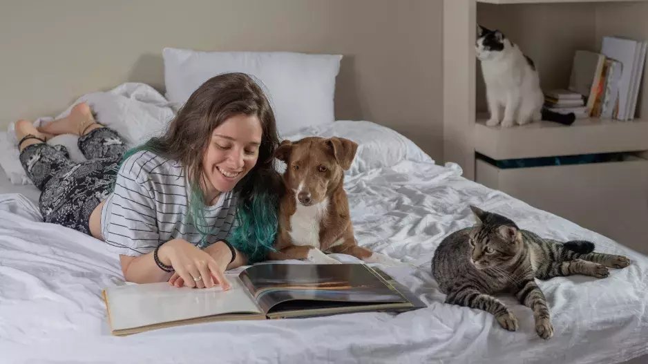 Pouštíte svého domácího mazlíčka do postele? Nestyďte se za to. Podle vědců má spaní po boku zvířat mnoho výhod