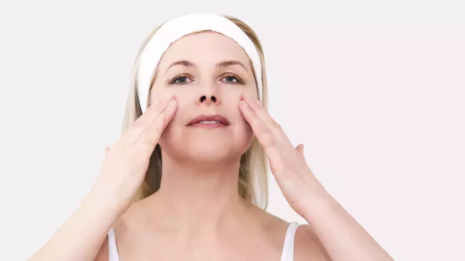 Zbavte se vrásek, povislé kůže a dvojité brady i ve vyšším věku prostřednictvím jednoduchých obličejových cviků