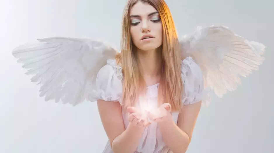 Andělské vzkazy: Časy 8:18, 9:19, 11:00, 11:11, 11:22 mají magický význam, přináší lásku a plní sny