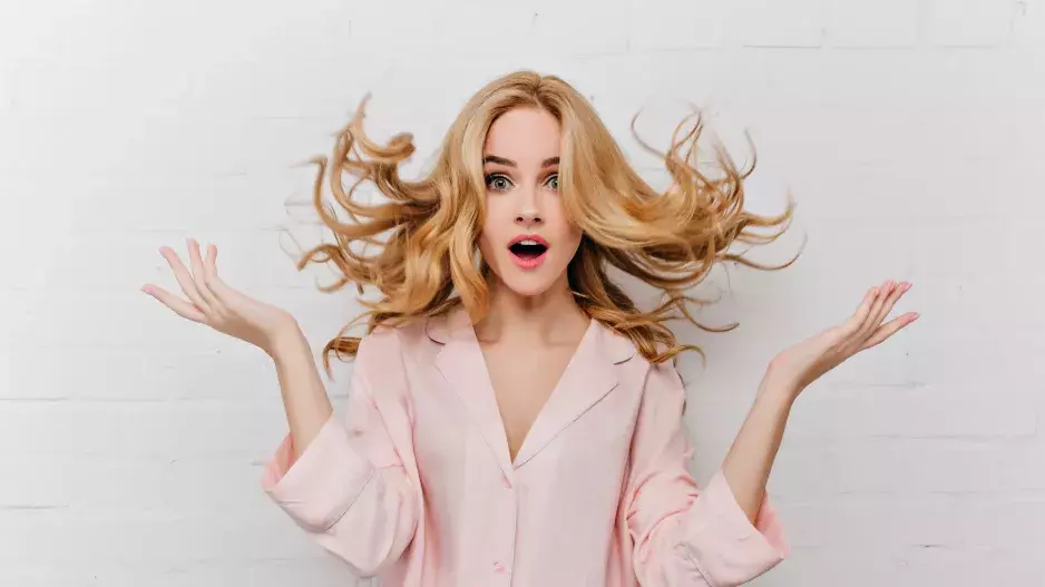 Trendy účesy pro rok 2022, které vás omladí: V kurzu budou objemné vlasy i mikádo ze Hry na oliheň 