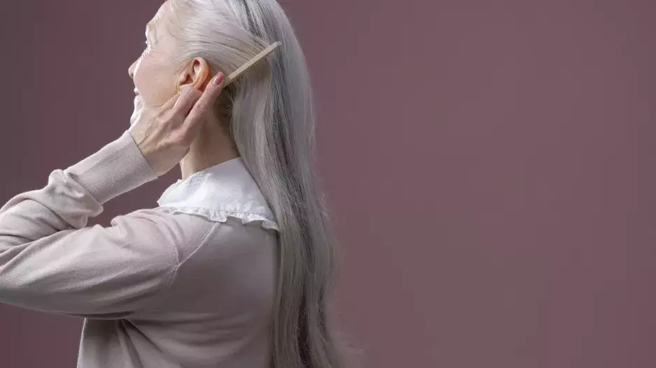 Šedivění nás čeká všechny. Jaké jsou výhody a nevýhody nebarvení si vlasů a proč zvážit, zda nebýt stříbrovláskou