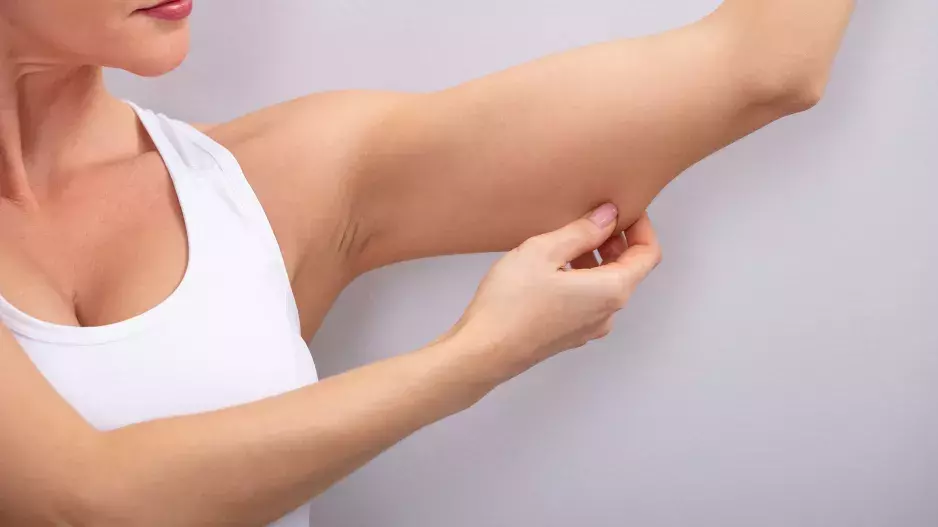 Vyrýsovaných pevných paží dosáhnete i doma bez činek s jednoduchými cviky