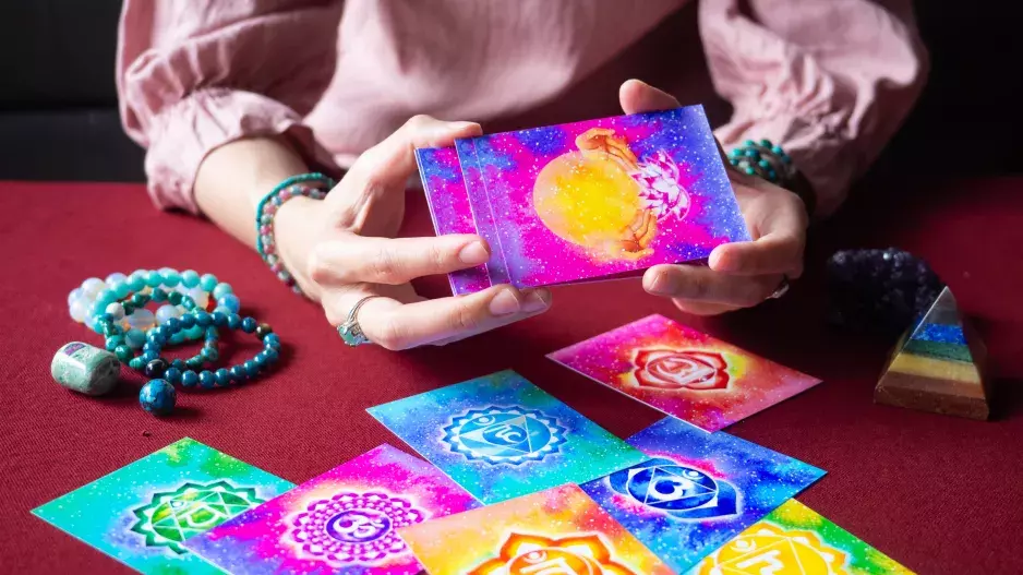 Velká tarotová předpověď na měsíc duben: Zjistěte, co značí Pět pentaklů v lásce, Šest holí ve financích a Deset pentaklů ve zdraví