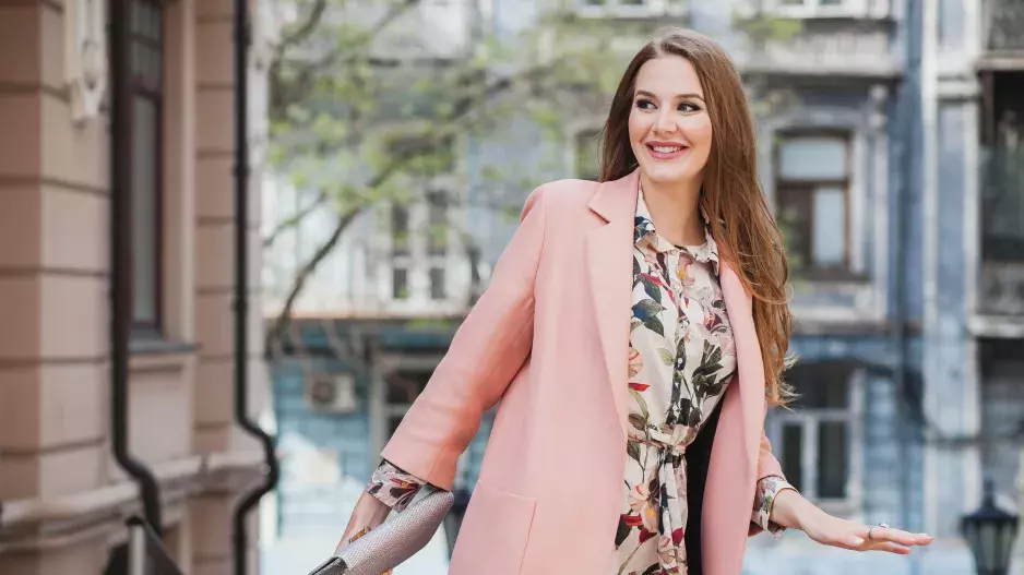 Který jarní kabát vám bude slušet? Prohlédněte si střihy, které lichotí postavám typu jablko, hruška, obdélník a dalším