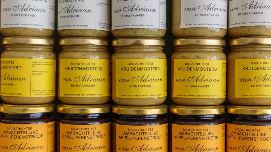 Odstraňte nepoddajné lepící štítky pomocí bleskového triku s fénem