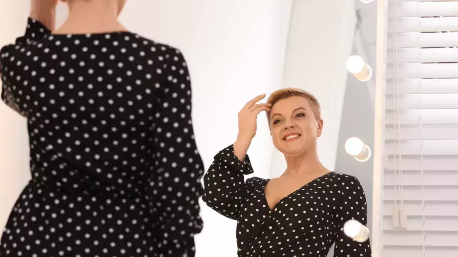 Módní přešlapy, které vás dělají starší: Na jaře se vyvarujte přemíry květů, tmavých outfitů a kapri kalhot