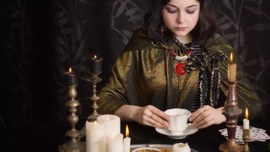 Pijete sypaný čaj či kávu s lógrem? Zkuste si s jejich pomocí vyvěstit budoucnost nebo se ohlédněte za minulostí