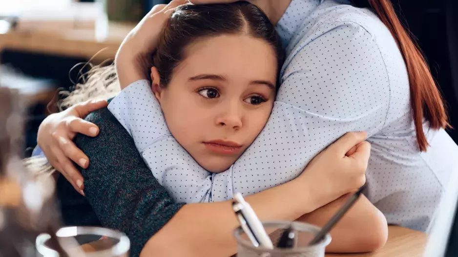 Jak mluvit o válce s dětmi: Co od nás dospělých teď ze všeho nejvíc potřebují slyšet? Nebojte se být upřímní