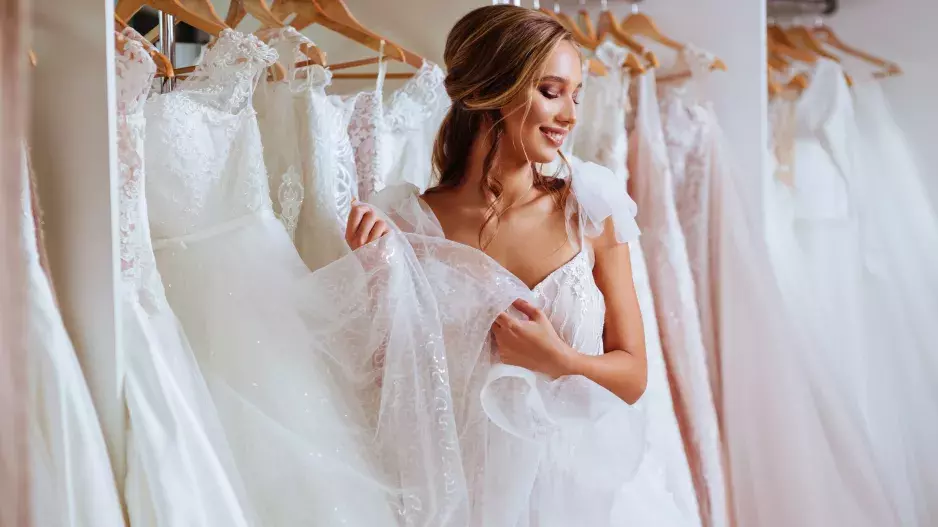 Nejkrásnější svatební šaty roku 2022: Trendem jsou romantické modely, krajka i pastelové odstíny