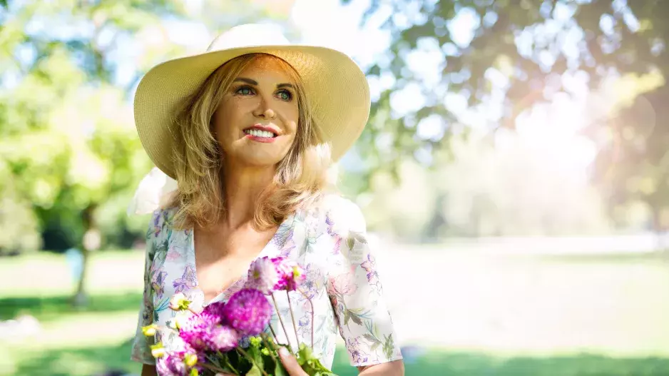 Jarní móda pro ženy nad 40 let: Omladí vás květinové vzory i jednobarevné outfity