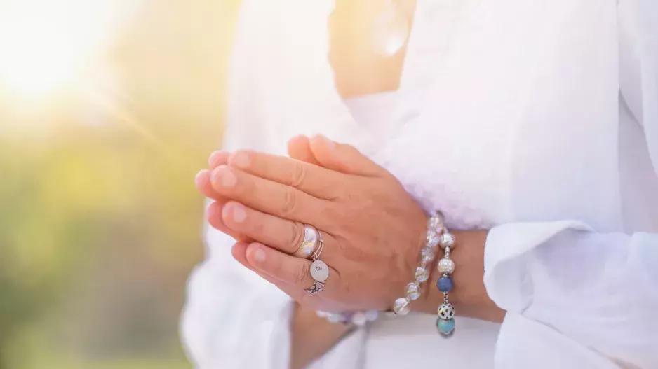 Ochranné amulety, které se vám snadno vejdou i do nejmenší kapsy: Chalcedon vám přinese harmonii, hematit pohlcuje negativní energii kolem nás