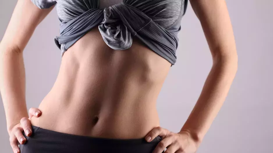 Nejúčinnější cviky pro ploché břicho a správné držení těla: Cvičit můžete doma a zaberou jen pár minut denně
