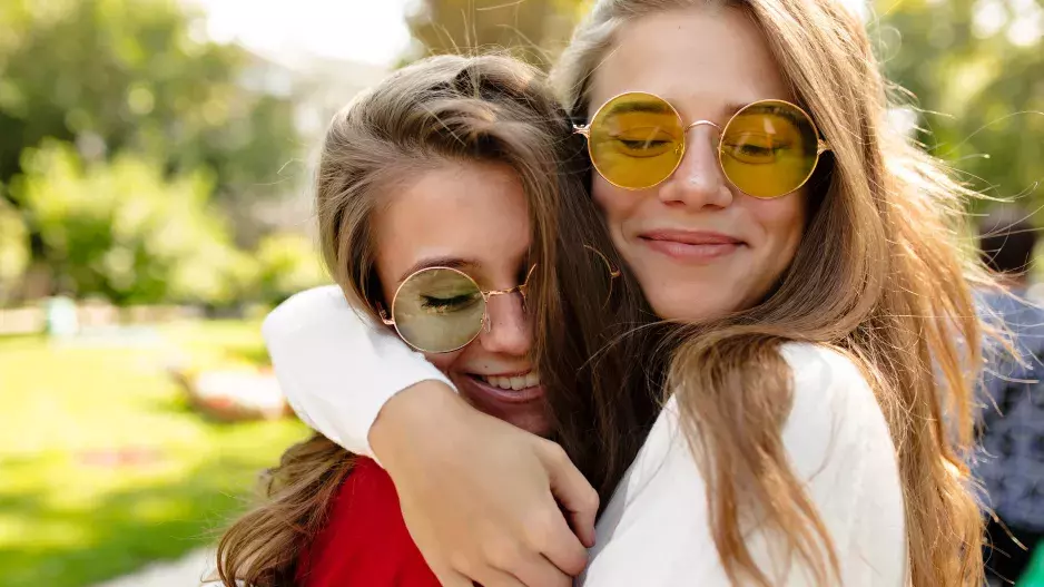 Sesterská znamení zvěrokruhu: Zjistěte, s kým si budete rozumět. Blíženci mají blízko ke Střelcům, Lev a Vodnář tvoří dokonalý kontrast