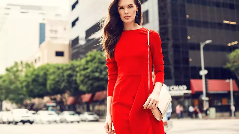 Ženské oblečení, které mužům přijde nesmírně atraktivní: Vsaďte na červenou, pouzdrové šaty a topy bez ramínek