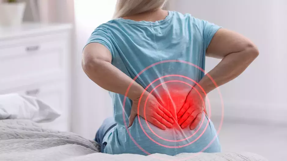 Když máte ráno zatuhlá nebo bolavá záda: Může být na vině Bechtěrova nemoc. Naučte se, jak ji rozpoznat a jak zmírnit příznaky