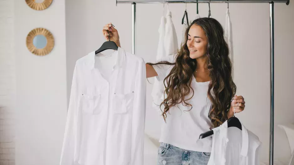 Co se nosí: Nevinná barva vám nesmí letos chybět v šatníku. Šaty, košile, ale i boty jsou ideálním kouskem