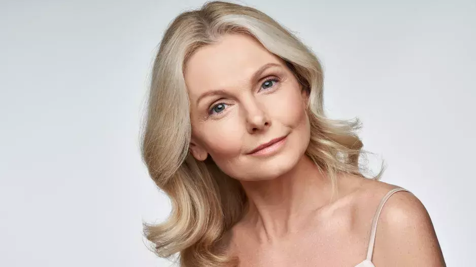 Uberte si roky díky oblečení: Vsaďte na rady odborníků a pořiďte si šátek nebo kalhoty do pasu